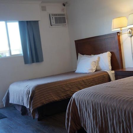 Westward Inn & Suites Лангли Екстериор снимка