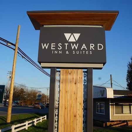 Westward Inn & Suites Лангли Екстериор снимка