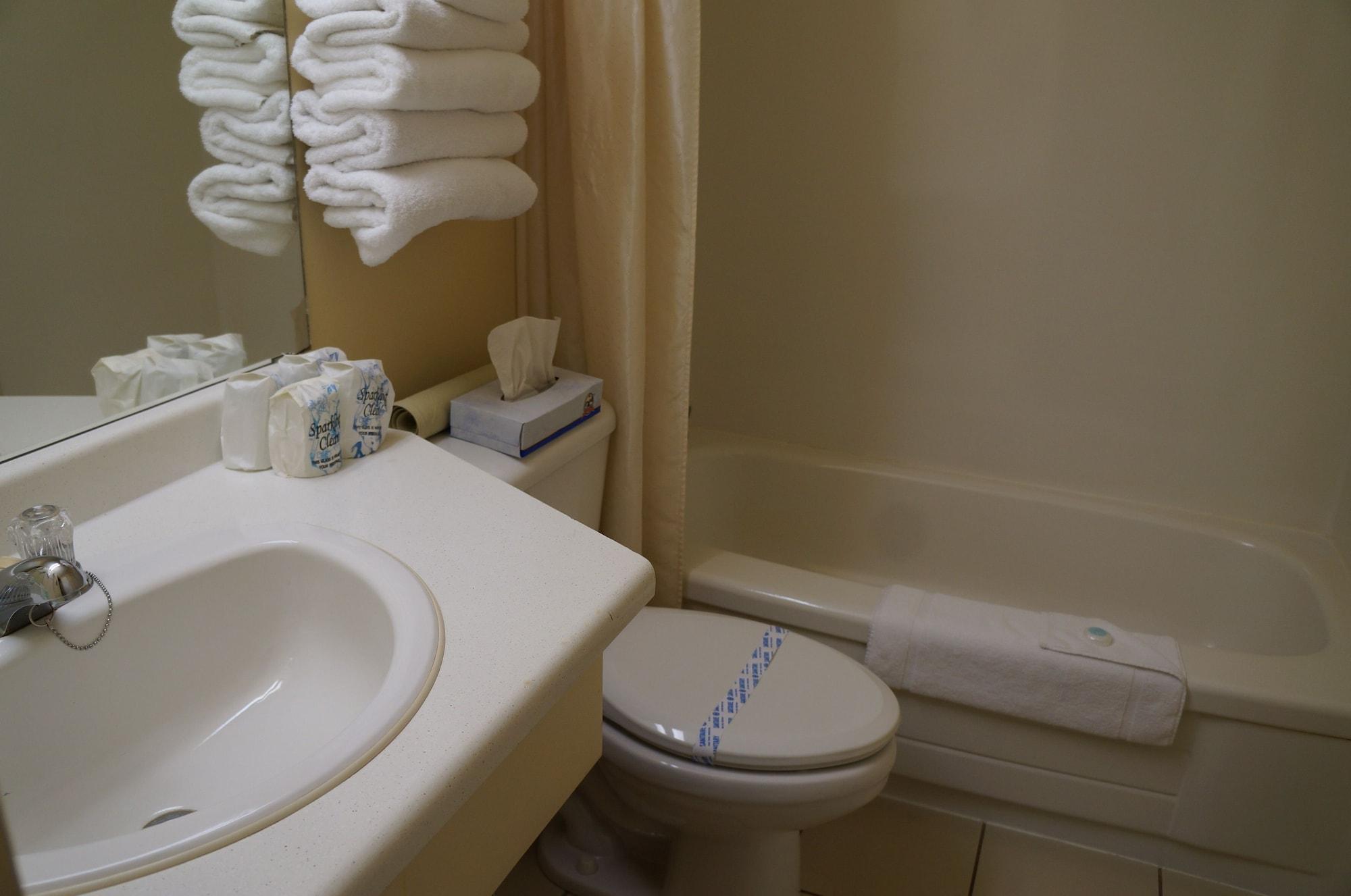 Westward Inn & Suites Лангли Екстериор снимка