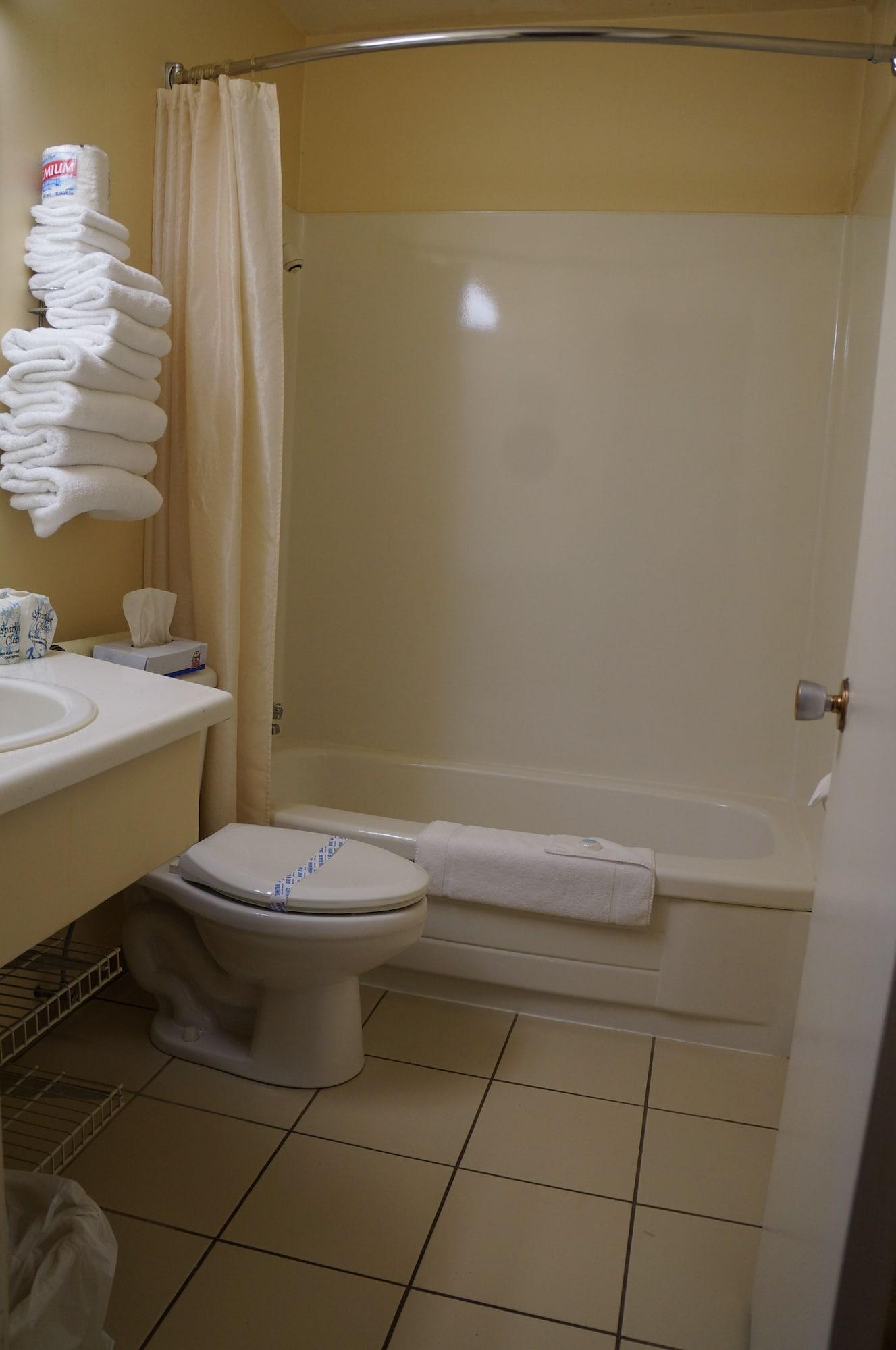 Westward Inn & Suites Лангли Екстериор снимка