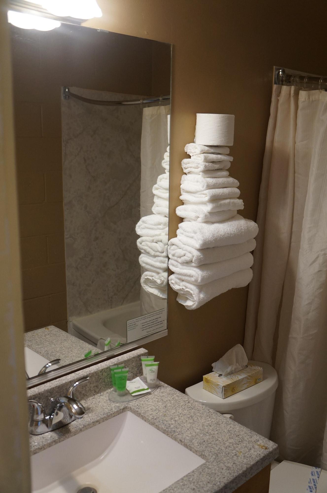 Westward Inn & Suites Лангли Екстериор снимка