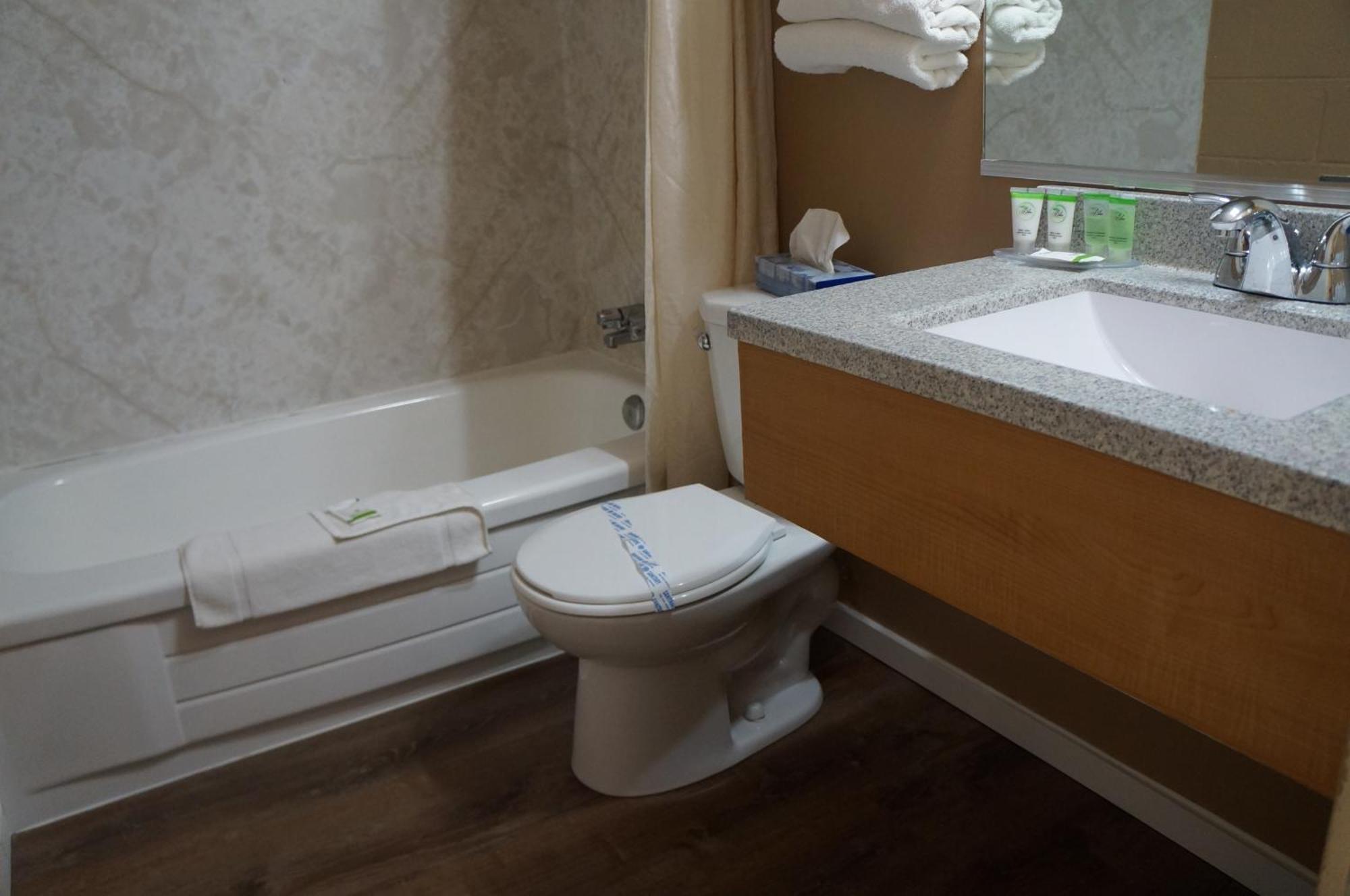 Westward Inn & Suites Лангли Стая снимка