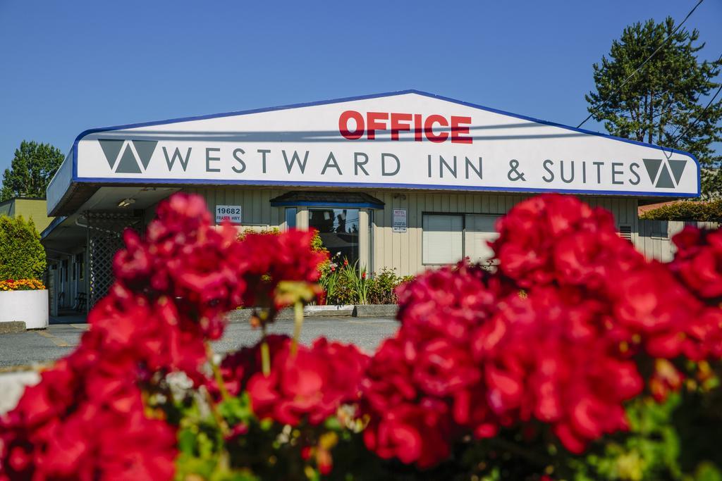 Westward Inn & Suites Лангли Екстериор снимка