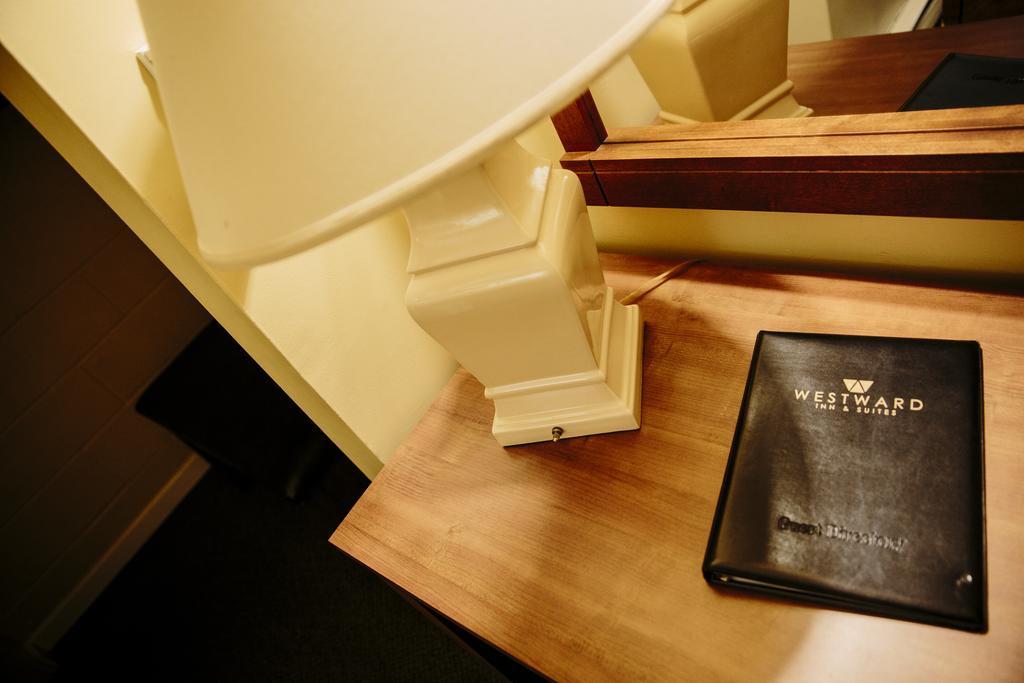 Westward Inn & Suites Лангли Екстериор снимка