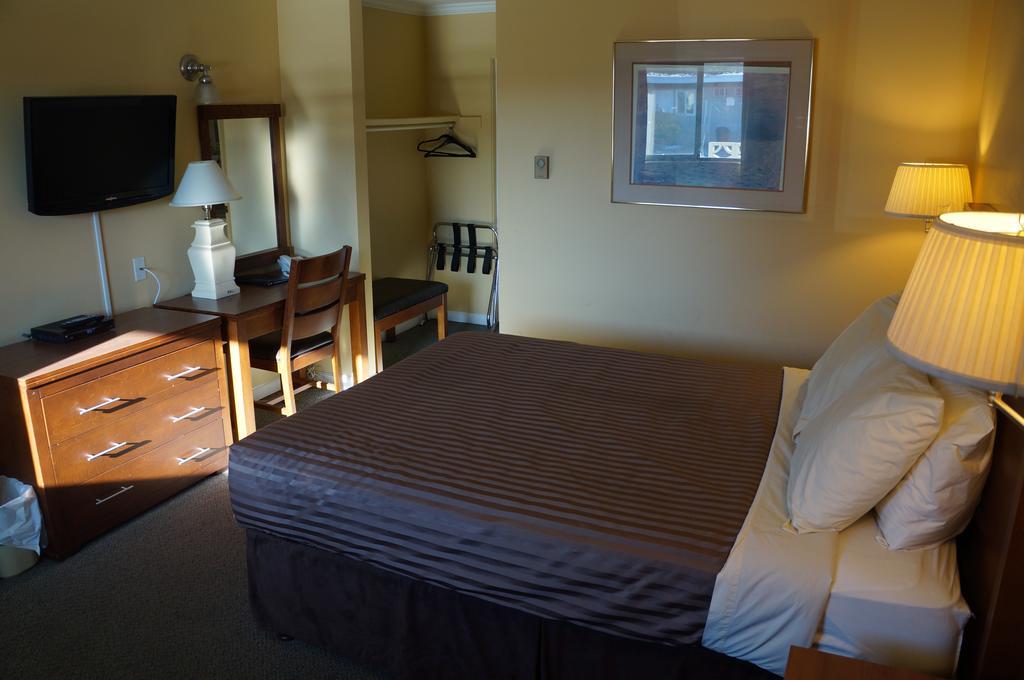 Westward Inn & Suites Лангли Екстериор снимка
