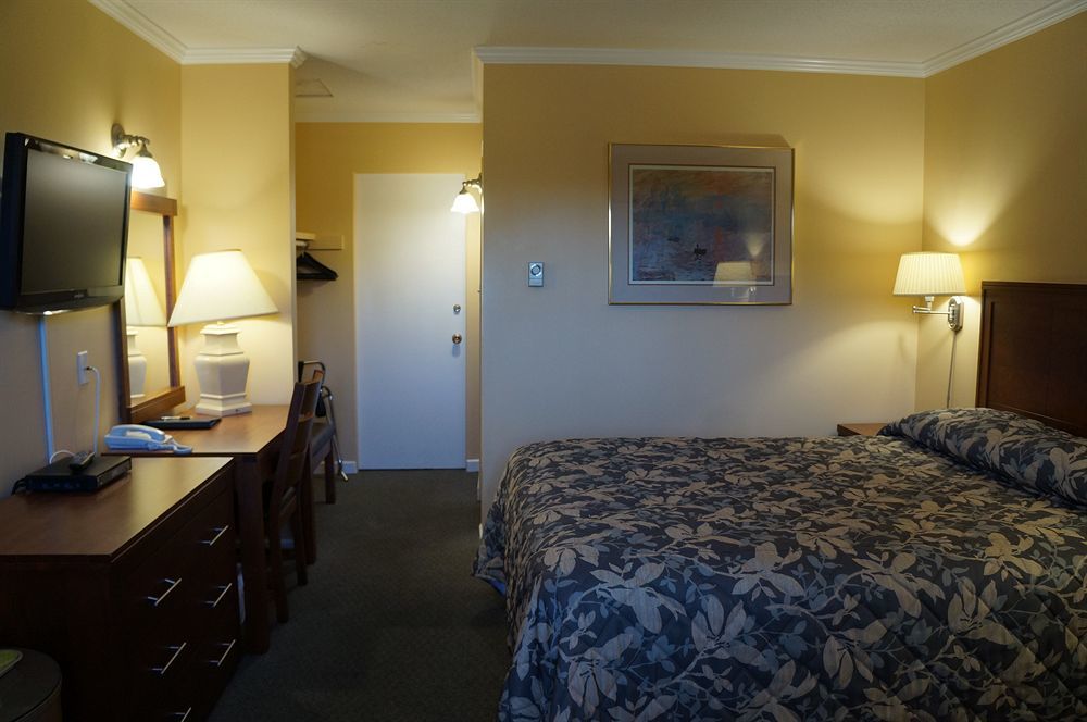 Westward Inn & Suites Лангли Екстериор снимка