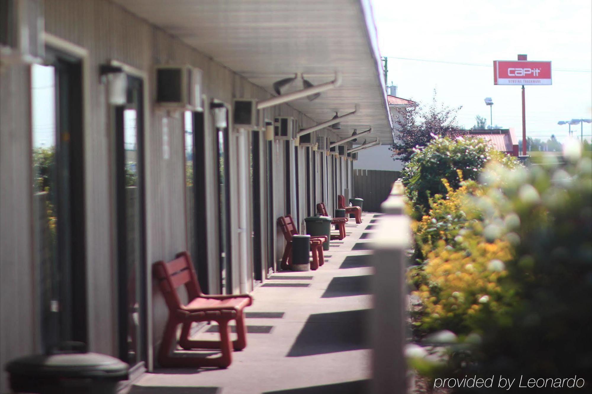 Westward Inn & Suites Лангли Екстериор снимка
