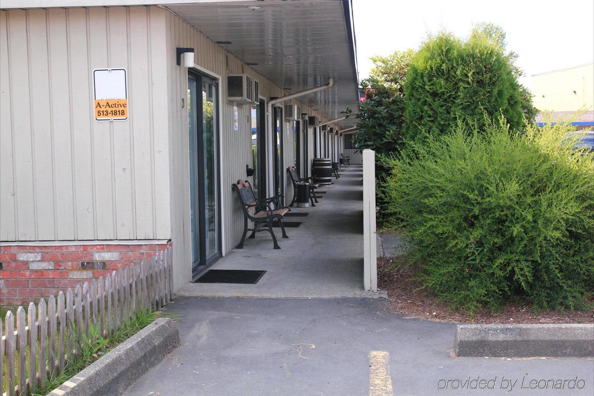 Westward Inn & Suites Лангли Екстериор снимка