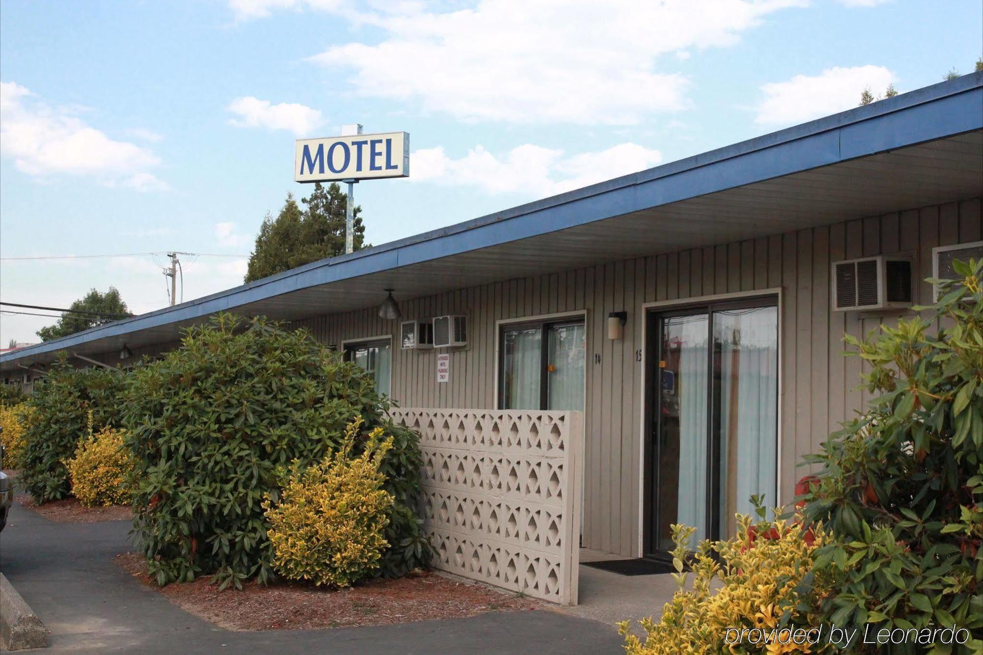 Westward Inn & Suites Лангли Екстериор снимка
