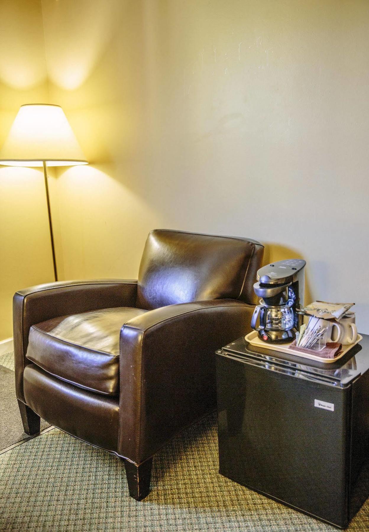 Westward Inn & Suites Лангли Екстериор снимка