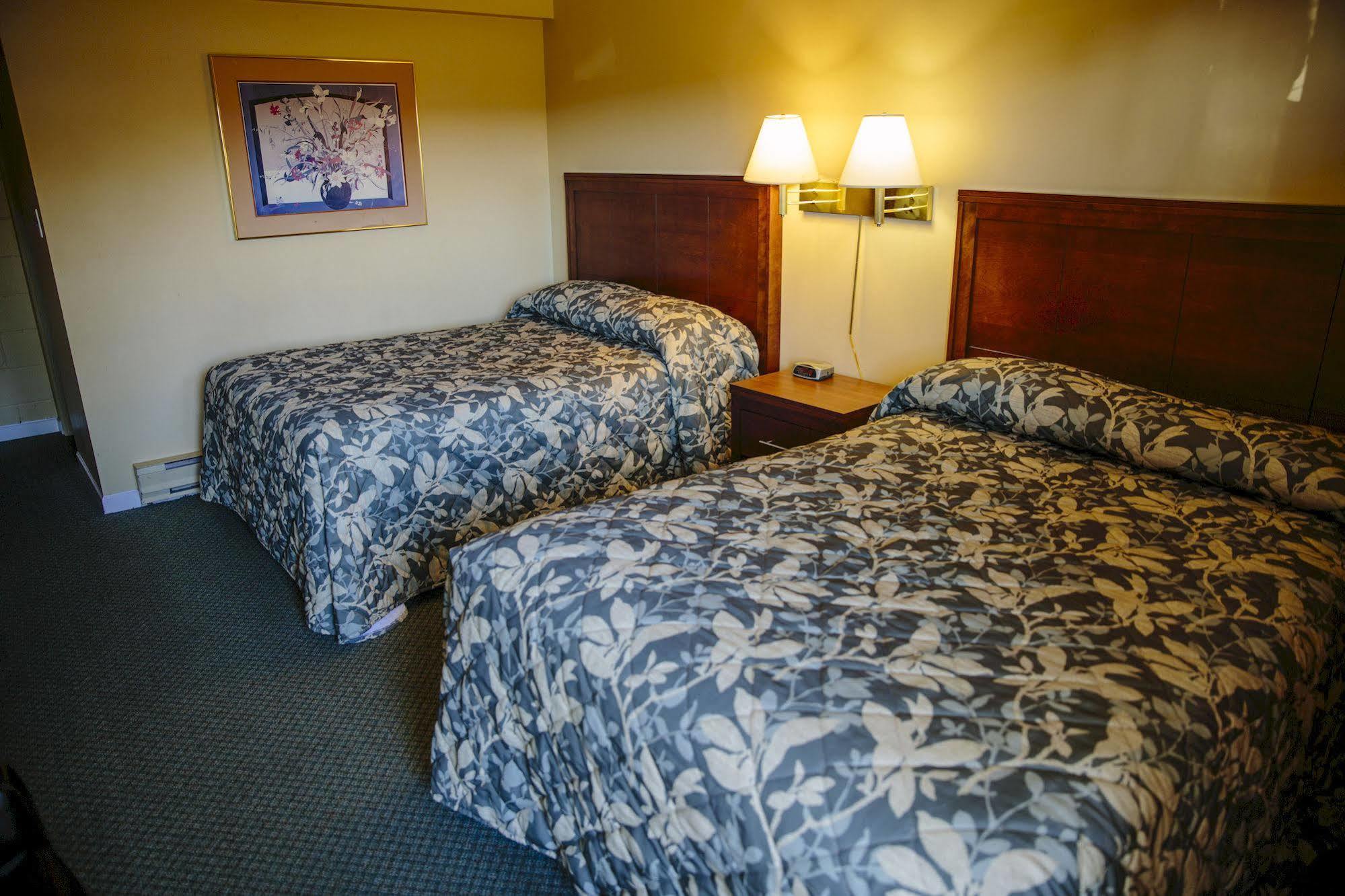 Westward Inn & Suites Лангли Екстериор снимка