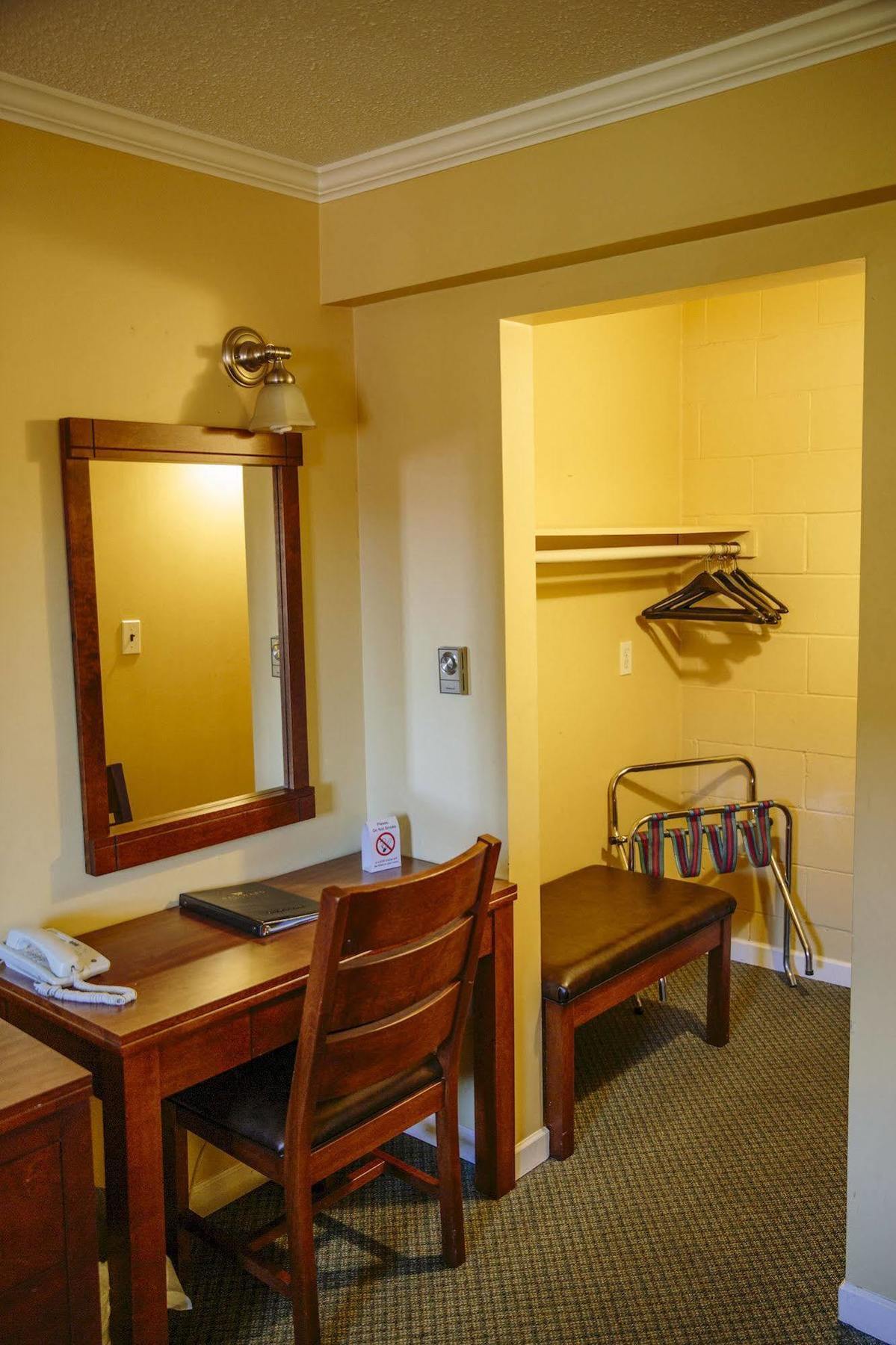 Westward Inn & Suites Лангли Екстериор снимка